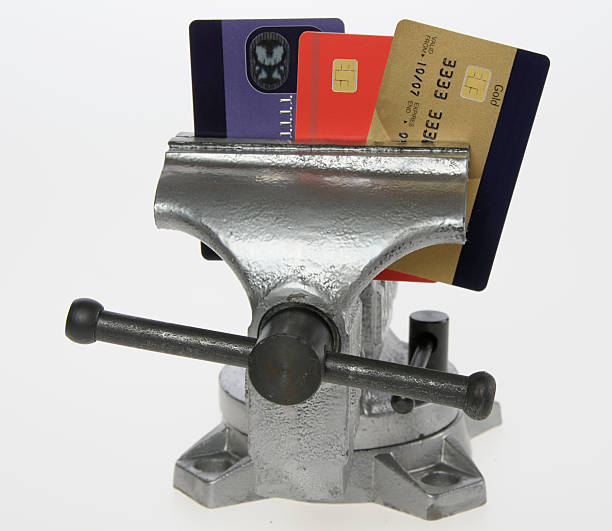 tarjetas de crédito s'exprimen en un banco - credit crunch vise grip credit card crowded fotografías e imágenes de stock
