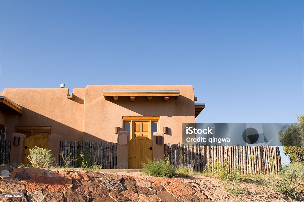 Mission estilo único família House, subúrbio de Santa Fe, NM, Muro - Foto de stock de Edifício residencial royalty-free