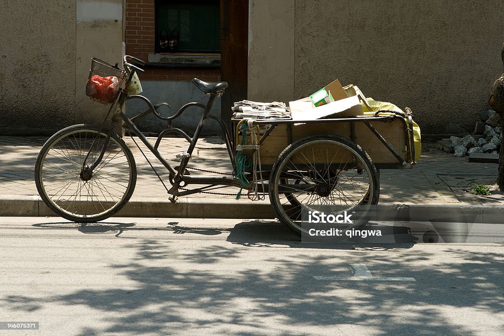 Typowe trzech motocykli na kółkach/Trike'u, wykorzystywany do transportu wszystko w Chinach - Zbiór zdjęć royalty-free (Antyczny)