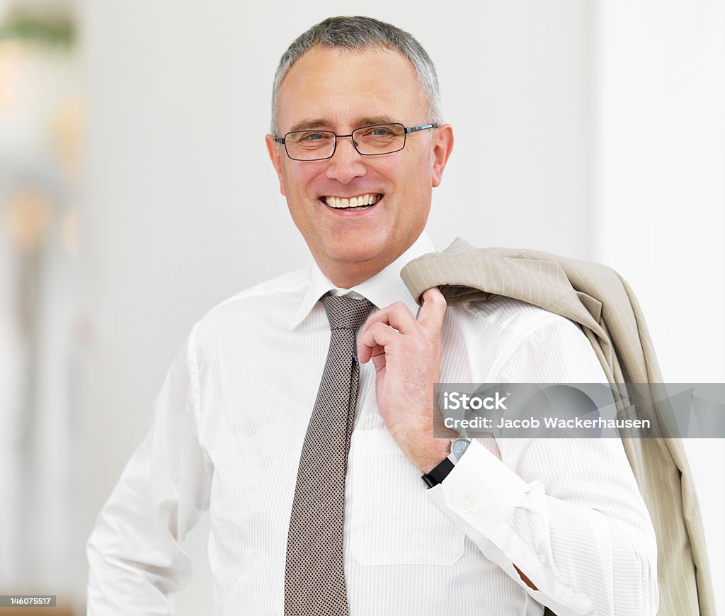 Primer plano de un hombre de negocios senior Sonriendo - Foto de stock de Actitud libre de derechos