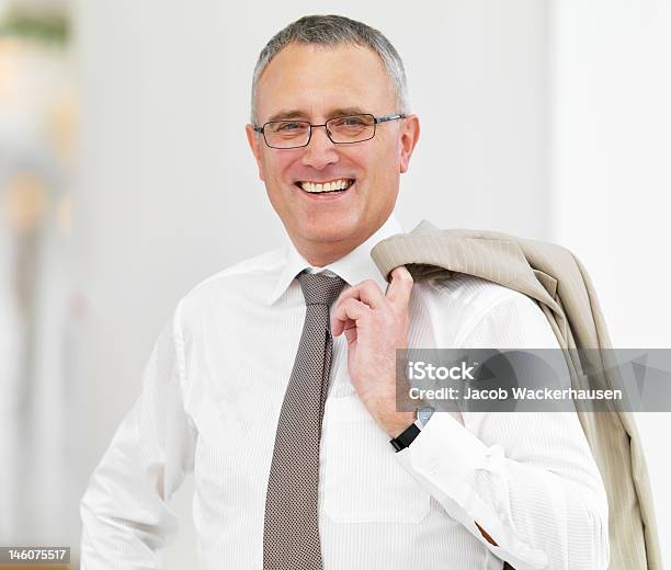 Primer Plano De Un Hombre De Negocios Senior Sonriendo Foto de stock y más banco de imágenes de Actitud