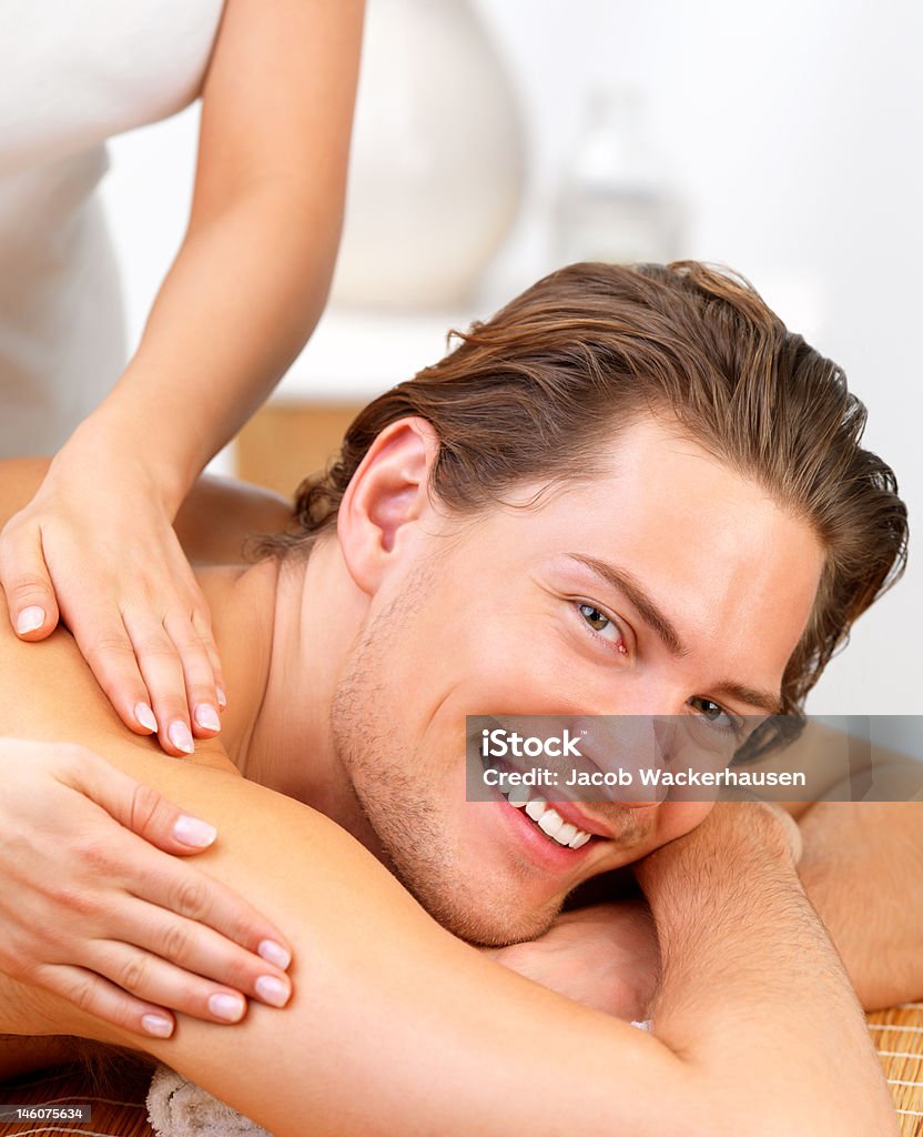 Close-up de jovem homem a receber no dia spa Massagem nos ombros - Royalty-free 20-24 Anos Foto de stock