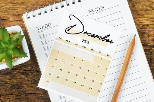 El calendario mensual de diciembre de 2023 para el año 2023 con lápiz. photo