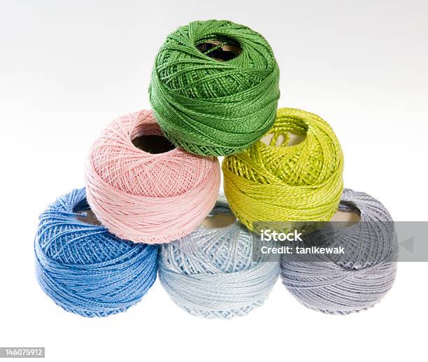 Foto de Seis Cores Com Fio De Lã Bolas e mais fotos de stock de Algodão - Material Têxtil - Algodão - Material Têxtil, Amarelo, Arte e Artesanato - Assunto