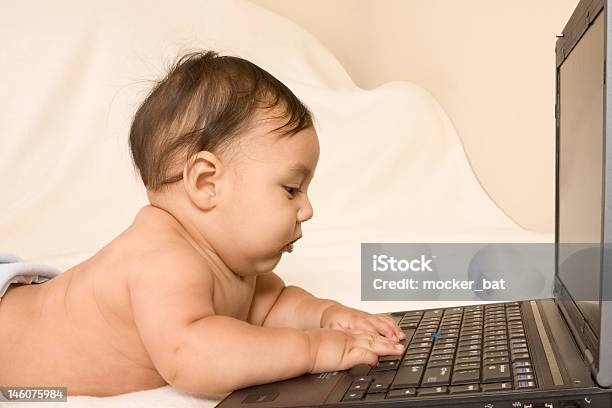 Baby Mit Notebook Tragbare Computer Stockfoto und mehr Bilder von 0-11 Monate - 0-11 Monate, Akademisches Lernen, Anfang