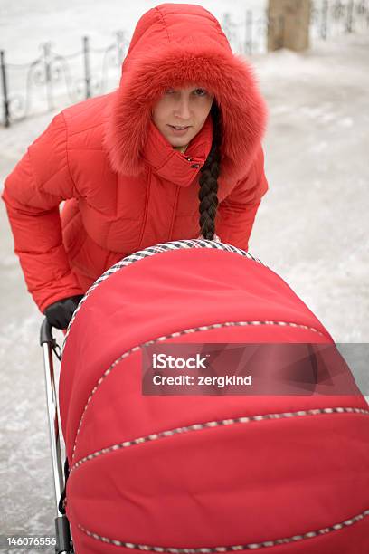 Ragazza In Rosso Con Cappuccio - Fotografie stock e altre immagini di Accudire - Accudire, Adolescente, Adulto