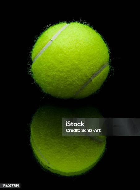 Pallina Da Tennis - Fotografie stock e altre immagini di Attrezzatura sportiva - Attrezzatura sportiva, Chiave bassa, Composizione verticale