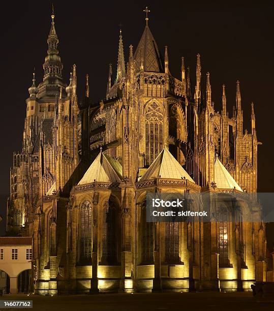 Por La Noche La Catedral De San Vito Foto de stock y más banco de imágenes de Noche - Noche, Praga, Arzobispo