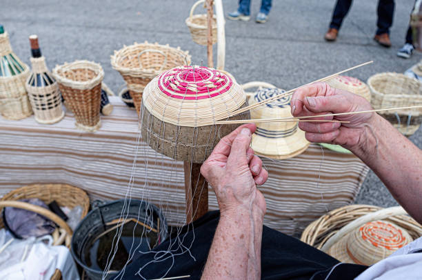 hands busy building a basket by weaving branches - fotografia de stock