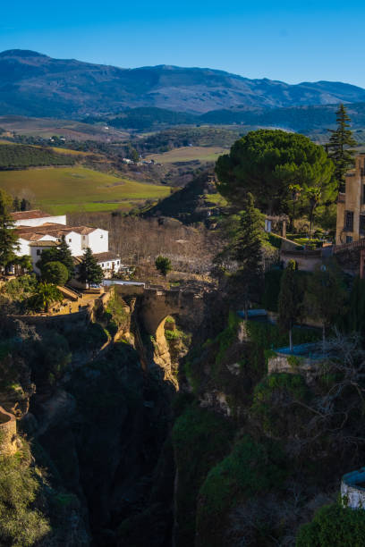 a ponte velha (puente viejo) e o desfiladeiro ronda (tajo de ronda) no rio guadalevin. andaluzia, província de málaga, espanha. - old bridge - fotografias e filmes do acervo