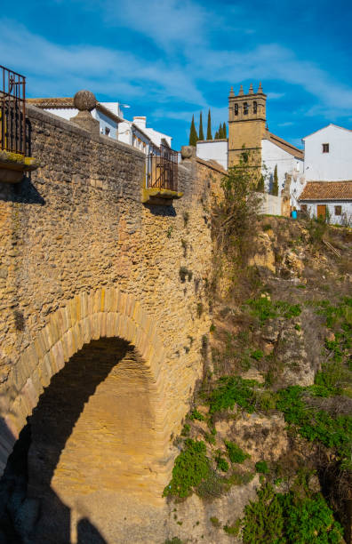 a ponte velha (puente viejo) e o desfiladeiro ronda (tajo de ronda) no rio guadalevin. andaluzia, província de málaga, espanha - old bridge - fotografias e filmes do acervo