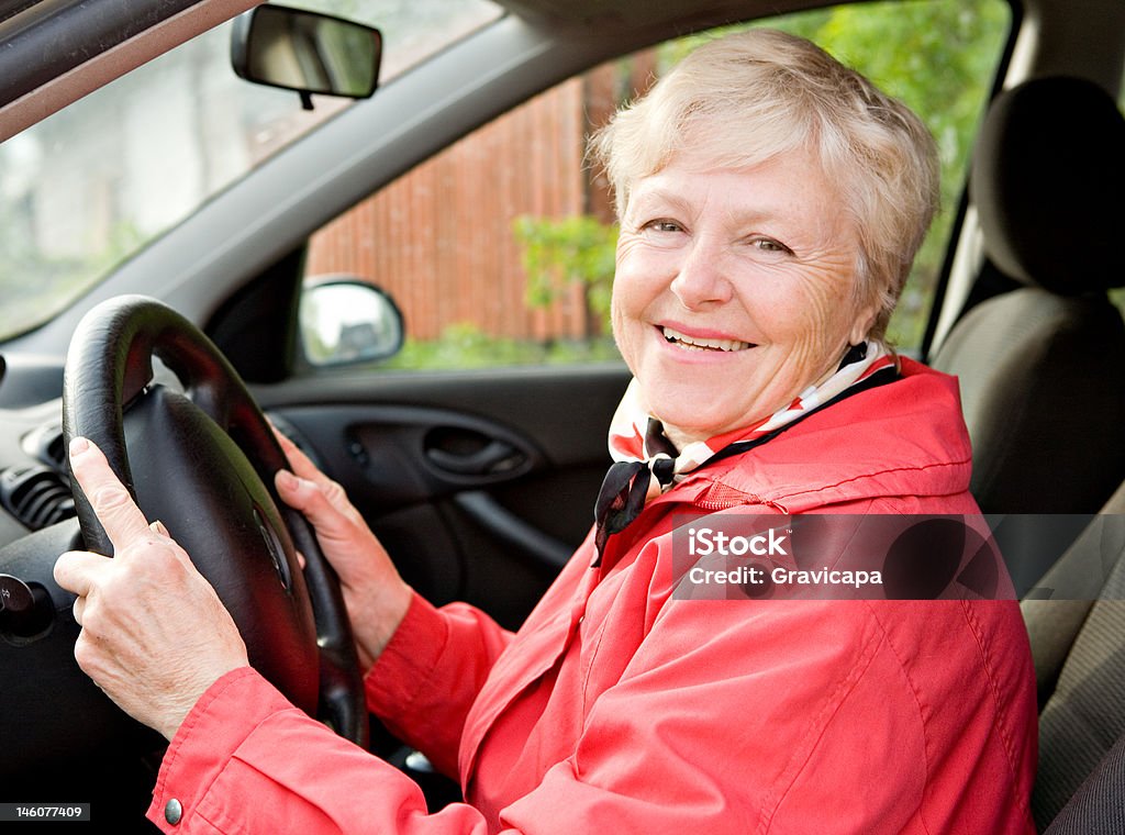 Nonna in un'auto - Foto stock royalty-free di Guidare
