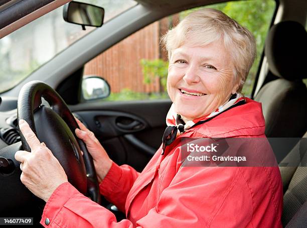 Nonna In Unauto - Fotografie stock e altre immagini di Guidare - Guidare, Terza età, Automobile