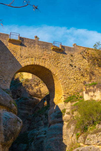 a ponte velha (puente viejo) e o desfiladeiro ronda (tajo de ronda) no rio guadalevin. andaluzia, província de málaga, espanha - old bridge - fotografias e filmes do acervo