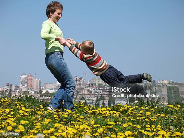 Foto de Criança E A Mãe Brincar Ao Ar Livre e mais fotos de stock de Adulto - Adulto, Alegria, Aluno de Jardim de Infância