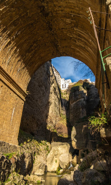 neue brücke (spanisch: puente nuevo) aus dem 18. jahrhundert in ronda, südandalusien, spanien. - puenta nueva stock-fotos und bilder