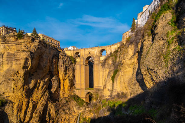 neue brücke (spanisch: puente nuevo) aus dem 18. jahrhundert in ronda, südandalusien, spanien. - puenta nueva stock-fotos und bilder