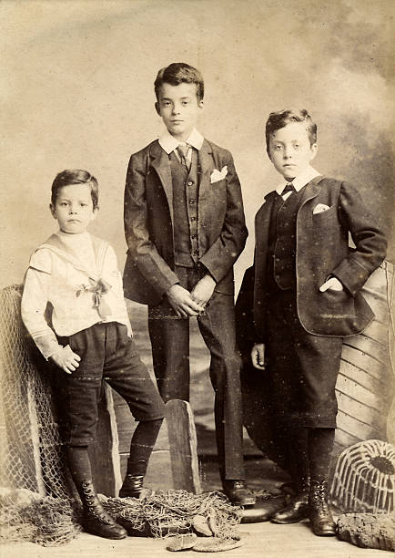 stile vittoriano tre fratelli ritratto di ragazzo - family tree family photograph photography foto e immagini stock