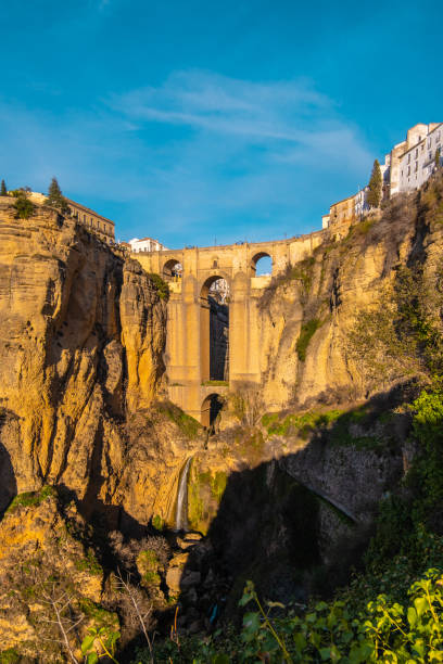 neue brücke (spanisch: puente nuevo) aus dem 18. jahrhundert in ronda, südandalusien, spanien. - puenta nueva stock-fotos und bilder