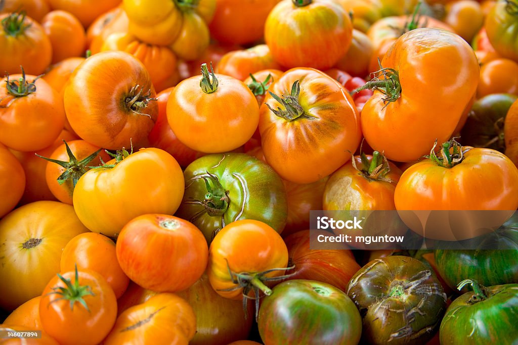 Pila de tomate Heirloom variados - Foto de stock de Agricultura libre de derechos