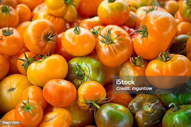 Pila De Tomate Heirloom Variados Foto de stock y más banco de imágenes de Agricultura - Agricultura, Alimento, Amarillo - Color