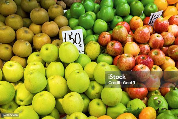Manzanas Foto de stock y más banco de imágenes de Alimento - Alimento, Apilar, Comida sana