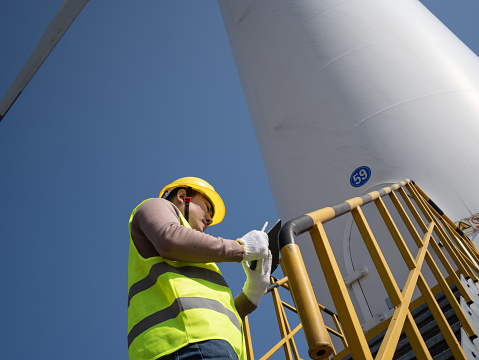 Workers overhaul wind power facilities