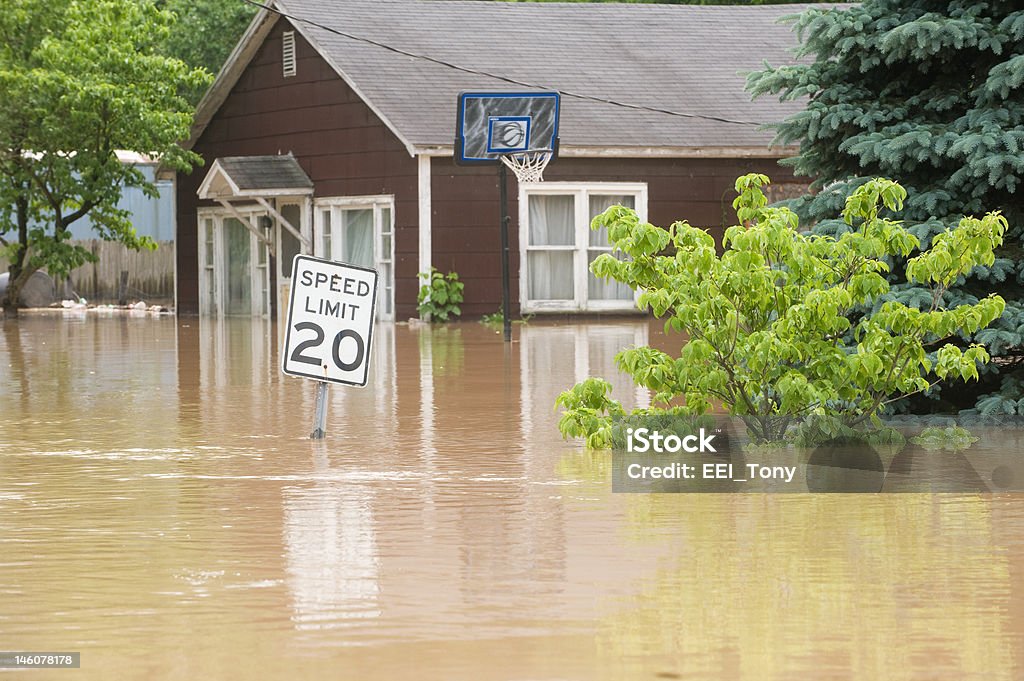 Inondations dans l'Indiana, avec des maisons de la ville lumière - Photo de Inondation libre de droits