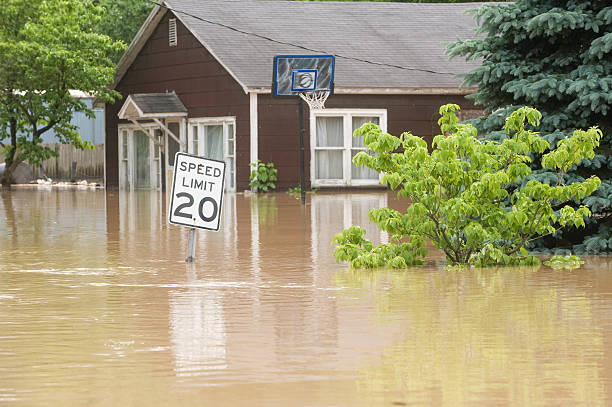 inondations dans l'indiana, avec des maisons de la ville lumière - flood photos et images de collection