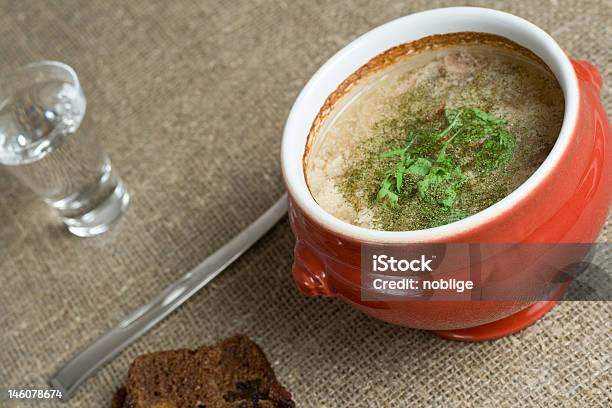 Zuppa In Una Pentola - Fotografie stock e altre immagini di Alimentazione sana - Alimentazione sana, Bicchierino da shot, Calore - Concetto