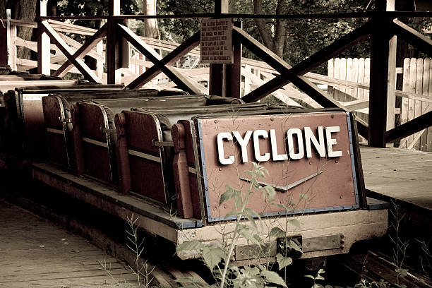 cyclone-achterbahn, aufwarten (bis - aufwarten stock-fotos und bilder