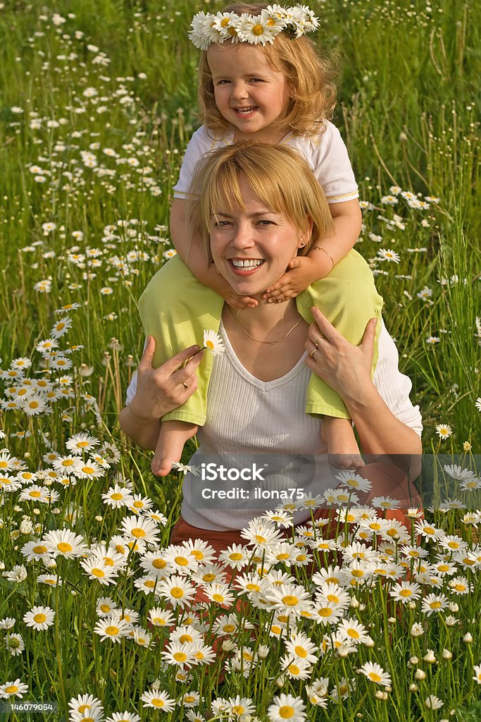 Kobieta i dziewczynka w dziedzinie daisy - Zbiór zdjęć royalty-free (Blond włosy)