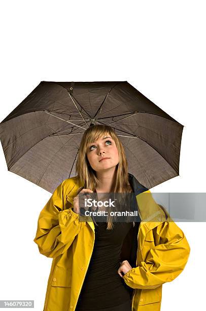 뽀샤시 젊은 여자 만들진 비옷 우산 비옷에 대한 스톡 사진 및 기타 이미지 - 비옷, 우산, 검은색