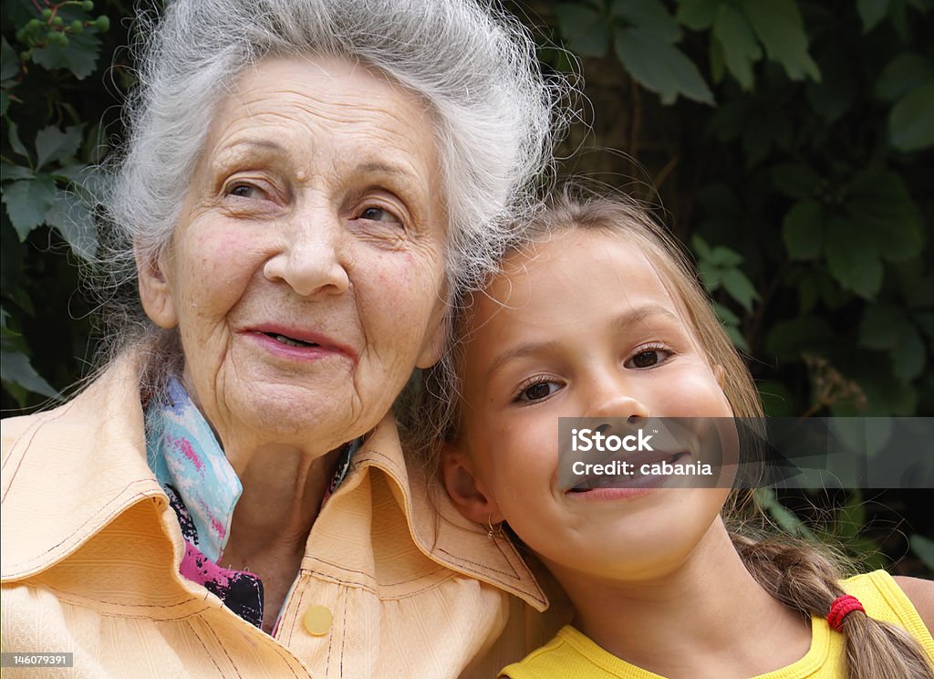 Granddaughter y su abuela - Foto de stock de Abuela libre de derechos