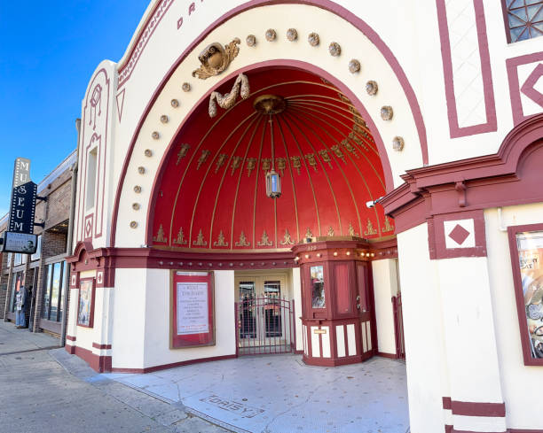 ingresso ad arco allo storico daisy theatre in beale street, memphis, tennessee - memphis tennessee tennessee skyline history foto e immagini stock