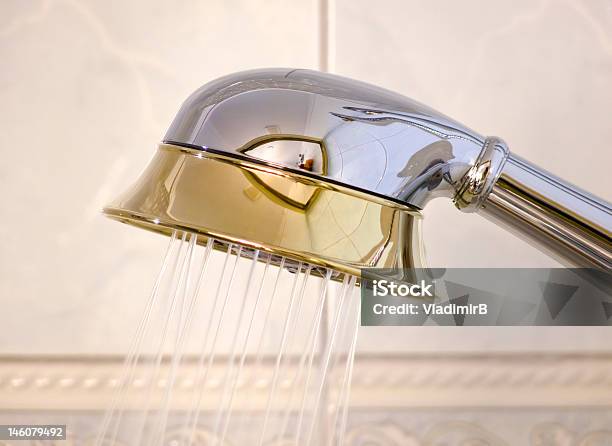 輝く Chrom と真ちゅうのシャワー水 - 金属 金のストックフォトや画像を多数ご用意 - 金属 金, 金色, シャワー