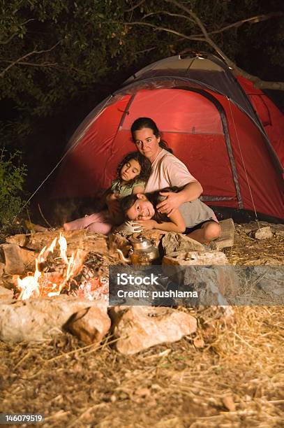 Camping Mutter Und Töchter Stockfoto und mehr Bilder von Alleinerzieherin - Alleinerzieherin, Baum, Brennen