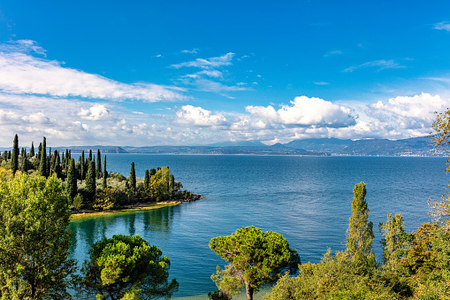 Vista otoñal del lago de Garda en Italia, Europa photo