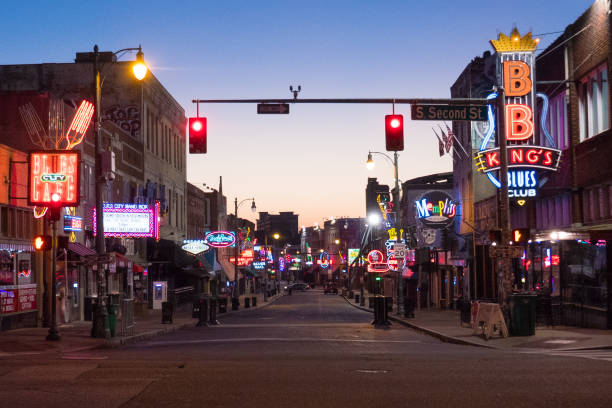 beale street temprano en la mañana - memphis tennessee tennessee skyline history fotografías e imágenes de stock