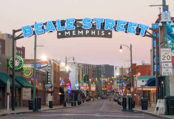 cartello di beale street illuminato la mattina presto - memphis tennessee tennessee skyline history foto e immagini stock