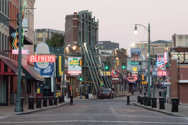 beale street temprano en la mañana - memphis tennessee tennessee skyline history fotografías e imágenes de stock