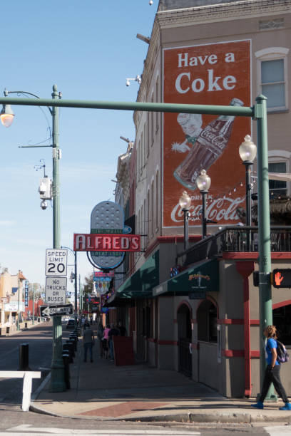 beale street on a sunny day - memphis tennessee tennessee skyline history imagens e fotografias de stock