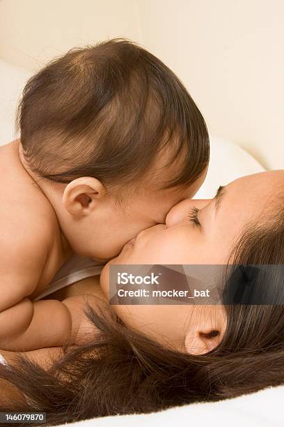 Madre Besando A La De Su Bebé Niño Hijo Foto de stock y más banco de imágenes de 0-11 meses - 0-11 meses, 20 a 29 años, 20-24 años