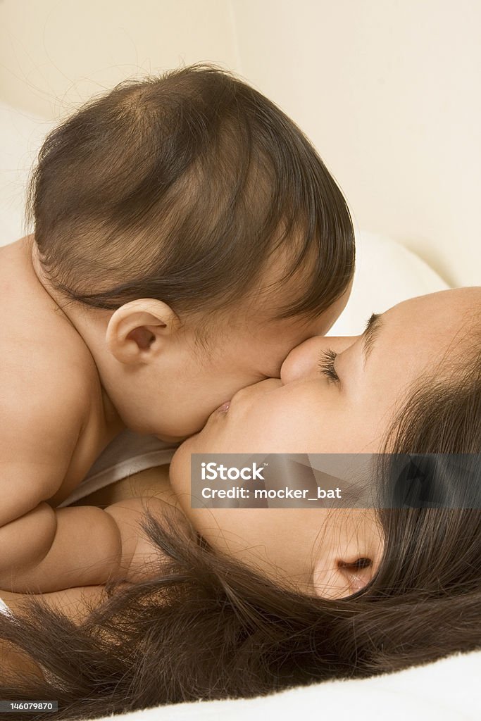 구슬눈꼬리 키스 자신의 아기 남자아이 son - 로열티 프리 0-11 개월 스톡 사진