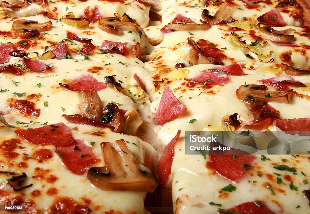 Pizza, d'artichaut, salami, rtischocke, champignons - Photo de Aliment libre de droits