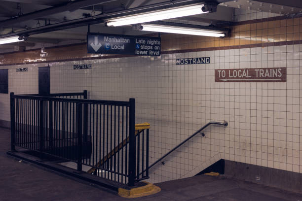 station de métro urbaine avec murs carrelés et cage d’escalier grungy - brooklyn sign new york city queens photos et images de collection