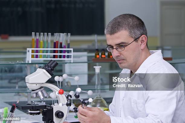 Foto de Pesquisador e mais fotos de stock de Adulto - Adulto, Adulto de idade mediana, Aluno de Universidade