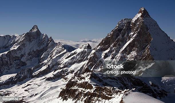 Photo libre de droit de Deux Sommets Dans Les Alpes Oberland Bernois Région banque d'images et plus d'images libres de droit de Alpes européennes