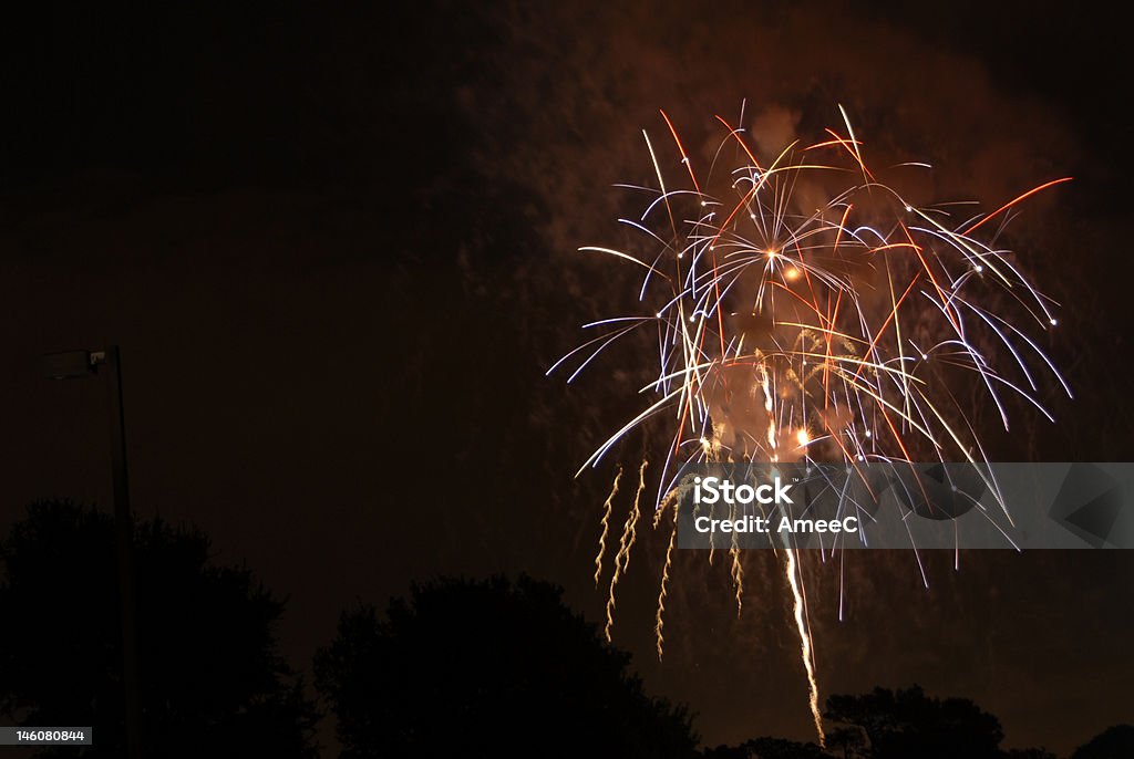 Fuochi d'artificio a strisce - Foto stock royalty-free di Ambientazione esterna