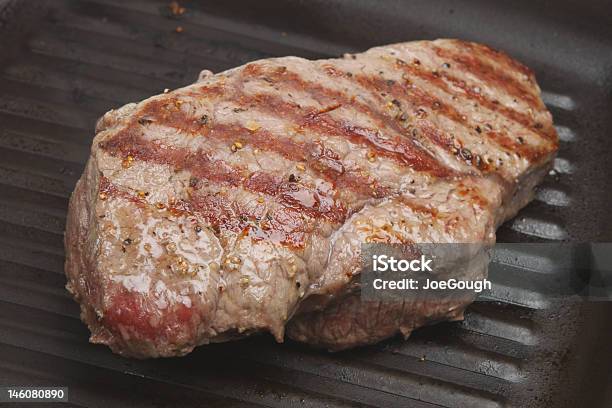 Foto de Bife Frito e mais fotos de stock de Estriado - Estriado, Filé de Alcatra, Frigideira - panela de cozinha